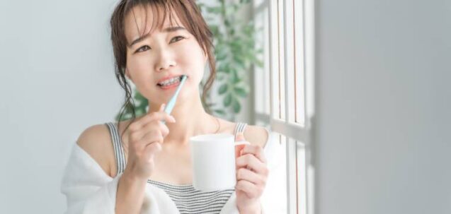 歯磨きする女性