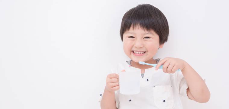 歯磨きする子ども