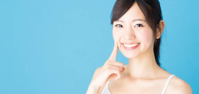 歯を見せる女性