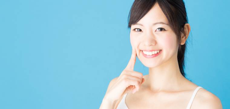 歯を見せる女性